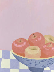 Roze en gele appels in een blauwe schaal op een geblokte tafel