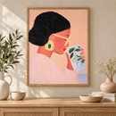 Afternoon Sip illustratie van vrouw met drankje in houten lijst boven een eiken kast in een warm interieur