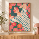 Flower Daydream vrouw tussen bloemen poster in houten lijst boven een eiken kast in een warm interieur