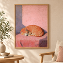Cozy Cat slapende kat poster in houten lijst boven een eiken kast in een warm interieur