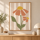 Striped Daisy bloemenposter met beige strepen in houten lijst boven een eiken kast in een warm interieur