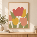 Warm Tulips tulpenposter in warme kleuren in houten lijst boven een eiken kast in een warm interieur