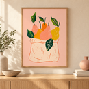 Pear Market peren in stoffen zak poster in houten lijst boven een eiken kast in een warm interieur