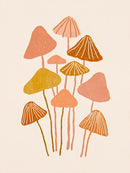 Gestileerde paddenstoelen in roze terracotta en okergeel op crème
