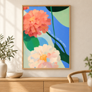 Bloom in Blue bloemenposter met blauwe achtergrond in houten lijst boven een eiken kast in een warm interieur