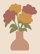 Okergele en oudroze bloemen in een terracotta vaas op beige
