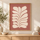Rose Leaf botanische poster in oudroze in houten lijst boven een eiken kast in een warm interieur