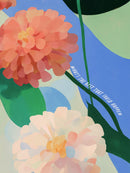 Koraalroze en crème bloemen met groene bladeren op blauw
