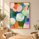 Petal Palette abstracte bloemenposter in houten lijst boven een eiken kast in een warm interieur