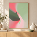 Soft Flow abstracte poster in roze en groen in houten lijst boven een eiken kast in een warm interieur