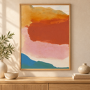 Earth Layers abstracte landschapsposter in houten lijst boven een eiken kast in een warm interieur