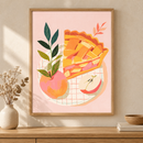 Apple Pie Moment in een houten lijst boven een eiken kast in een warm beige interieur