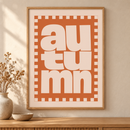Autumn Checker in een houten lijst boven een eiken kast in een warm beige interieur