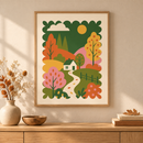 Autumn Cottage Path in een houten lijst boven een eiken kast in een warm beige interieur