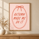 Autumn Made Me Do It in een houten lijst boven een eiken kast in een warm beige interieur