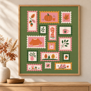 Autumn Postage in een houten lijst boven een eiken kast in een warm beige interieur