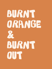 Crèmekleurige tekst Burnt Orange & Burnt Out op een gebrand oranje achtergrond