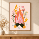 Campfire Bloom in een houten lijst boven een eiken kast in een warm beige interieur