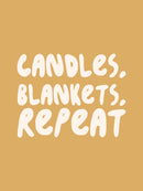 De crèmekleurige tekst ‘CANDLES, BLANKETS, REPEAT’ staat in speelse letters op een warme okergele achtergrond.