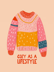 Een speelse trui in roze, oranje en blauw staat boven de tekst ‘COZY AS A LIFESTYLE’ op een perzikkleurige achtergrond.