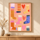 Cozy Socks Parade in een houten lijst boven een eiken kast in een warm beige interieur