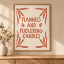 Flannels & Flickering Candles in een houten lijst boven een eiken kast in een warm beige interieur