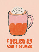 Een roze en oranje koffiemok met een witte schuimtoef staat boven de tekst ‘FUELED BY FOAM & DELUSION’ op een perzikkleurige achtergrond.
