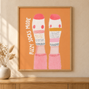 Fuzzy Socks Mode in een houten lijst boven een eiken kast in een warm beige interieur