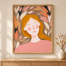 Golden Muse in een houten lijst boven een eiken kast in een warm beige interieur