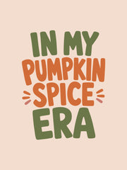Groene en oranje tekst In My Pumpkin Spice Era op beige met roze accenten