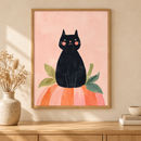 Pumpkin Cat in een houten lijst boven een eiken kast in een warm beige interieur