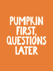 De crèmekleurige tekst ‘PUMPKIN FIRST, QUESTIONS LATER’ staat in grote speelse letters op een oranje achtergrond.