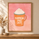 Pumpkin Spice Latte Please in een houten lijst boven een eiken kast in een warm beige interieur