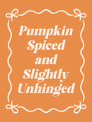De tekst ‘Pumpkin Spiced and Slightly Unhinged’ staat in crème op oranje, omringd door een golvend kader met strikjes.