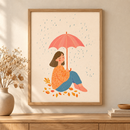 Rainy Reverie in een houten lijst boven een eiken kast in een warm beige interieur