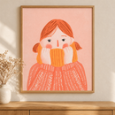 Scarf Season in een houten lijst boven een eiken kast in een warm beige interieur