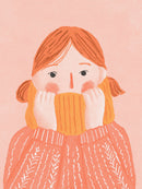 Een vrouw met roodbruine staartjes houdt een okergele sjaal voor haar gezicht en draagt een perzikkleurige trui met witte takjesmotieven.