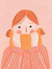 Een vrouw met roodbruine staartjes houdt een okergele sjaal voor haar gezicht en draagt een perzikkleurige trui met witte takjesmotieven.