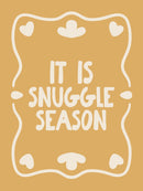 Crèmekleurige tekst It Is Snuggle Season op okergeel met sierkader en hartmotieven