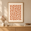 Terracotta Branchwork in een houten lijst boven een eiken kast in een warm beige interieur