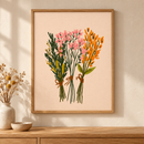 Wildflower Bundles in een houten lijst boven een eiken kast in een warm beige interieur