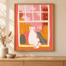 Window Cat in een houten lijst boven een eiken kast in een warm beige interieur