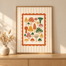 Woodland Mushroom Gallery in een houten lijst boven een eiken kast in een warm beige interieur