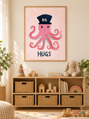 Big Hugs Octopus in een houten lijst boven een speelgoedkast in een lichte kinderkamer