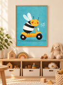 Bij op Scooter in een houten lijst boven een speelgoedkast in een lichte kinderkamer