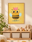 Bijenkoningin Geel in een houten lijst boven een speelgoedkast in een lichte kinderkamer