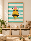 Bijenkoningin met Strepen in een houten lijst boven een speelgoedkast in een lichte kinderkamer