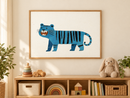 Blauwe Tijger met Zwarte Strepen in een houten lijst boven een speelgoedkast in een lichte kinderkamer