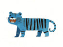 Een lachende blauwe tijger met zwarte strepen, een gekrulde staart en witte tanden op een lichte achtergrond.