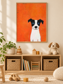 Blauwogige Hond Oranje in een houten lijst boven een speelgoedkast in een lichte kinderkamer